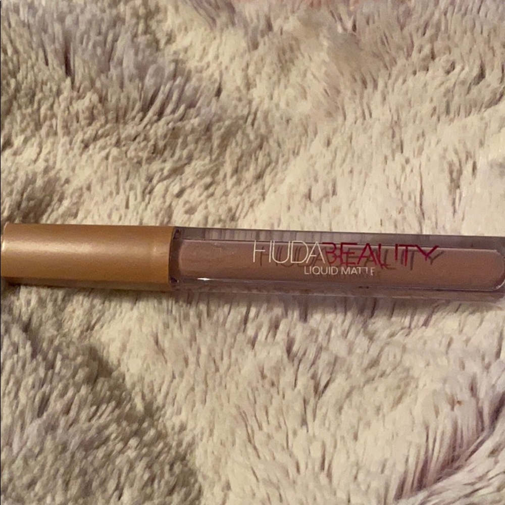 BRAND NEW! HUDA Beauty Liquid Matte Lipstick 💄